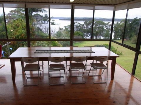 A LAKEHOUSE ESCAPE - A Waterfront Reserve On Shores Of Lake Macquarie - Whitsundays Accommodation 3
