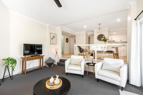 A Little Jewel By The Sea - Whitsundays Accommodation 3