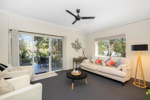 A Little Jewel By The Sea - Whitsundays Accommodation 0