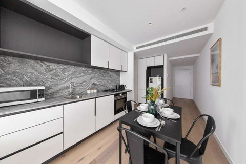 A Lux & Modern Apt Next To Southern Cross Station - Whitsundays Accommodation 0