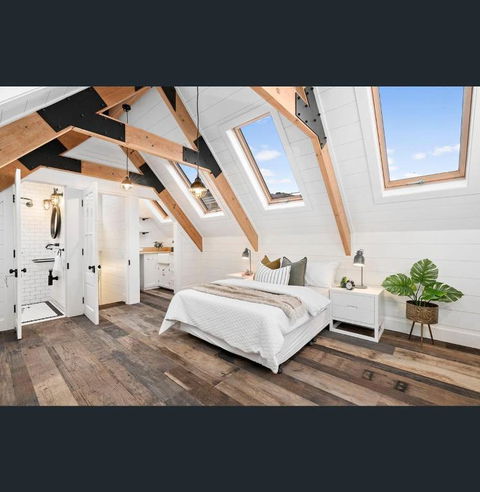 A Majestic Victorian Private Rear Access Quarters - Whitsundays Accommodation 0