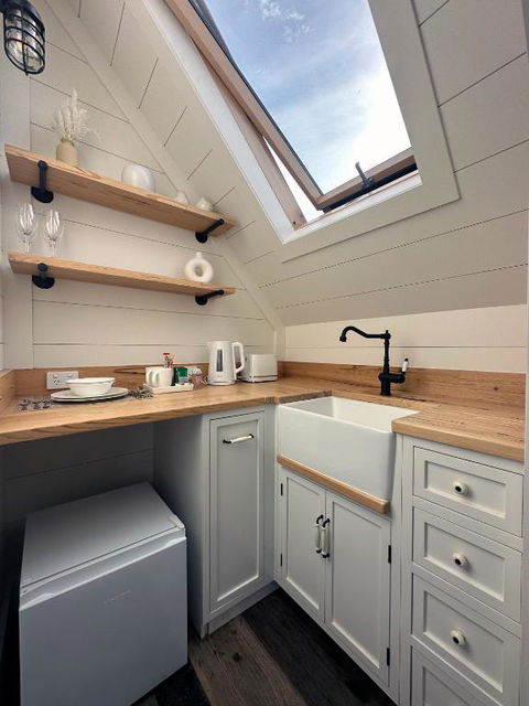 A Majestic Victorian Private Rear Access Quarters - Whitsundays Accommodation 3