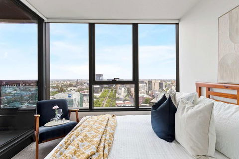 A Modern & Cozy 2BR Apartment With City Views - Whitsundays Accommodation 1