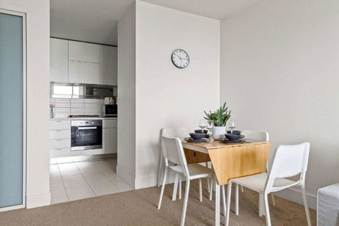 A Modern & Cozy 2BR Apartment With City Views - Whitsundays Accommodation 3