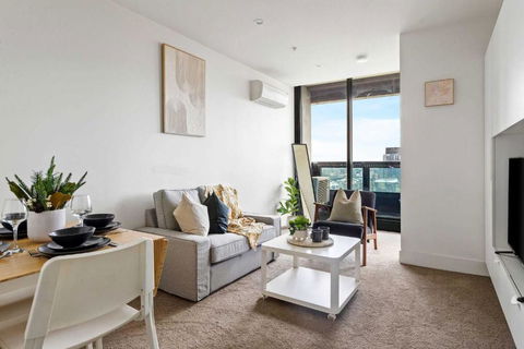 A Modern & Cozy 2BR Apartment With City Views - Whitsundays Accommodation 0