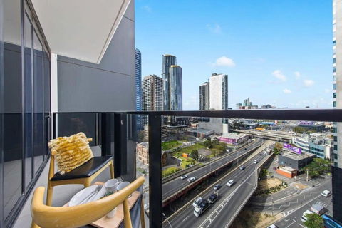 A Modern & Spacious 2BR Apt City Views Southbank - Whitsundays Accommodation 1