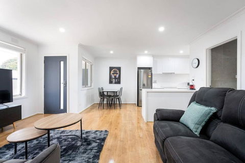A Private Hideaway With Large Backyard And CarParks - Whitsundays Accommodation 3