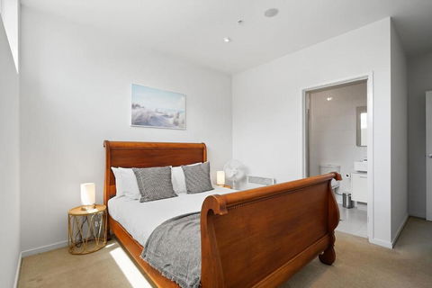 A River-side 2bdm Footscray Oasis + Parking - Whitsundays Accommodation 3