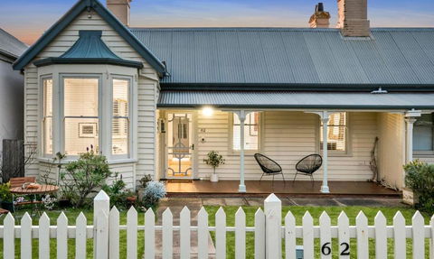 A Sea Pilots Cottage - Whitsundays Accommodation 0