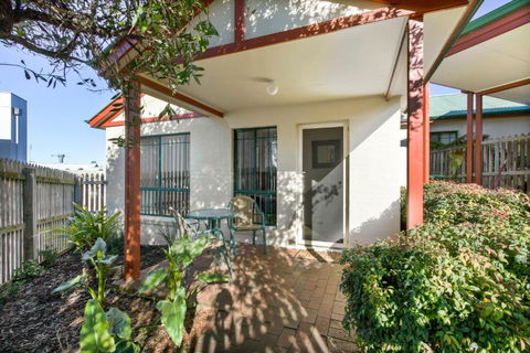 A Stones Throw - Whitsundays Accommodation 0