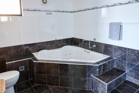 A Stones Throw At Mollymook Beach - Whitsundays Accommodation 1