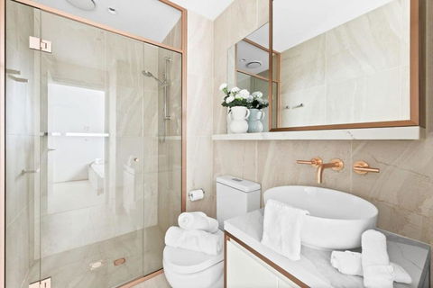 A Stylish 2BR Apt In The Heart Of Chapel Street - Whitsundays Accommodation 3