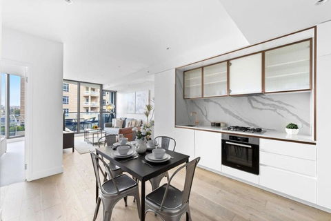 A Stylish 2BR Apt In The Heart Of Chapel Street - Whitsundays Accommodation 2