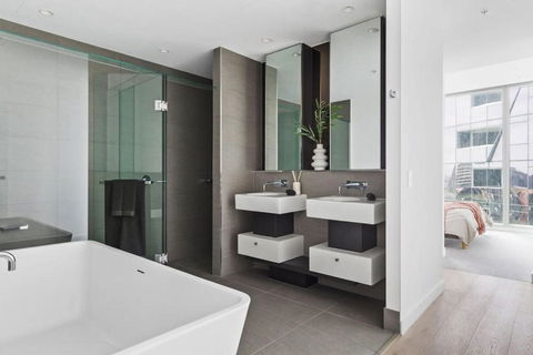 A Stylish 3BR Apt With Harbour Views FREE Parking - Whitsundays Accommodation 2