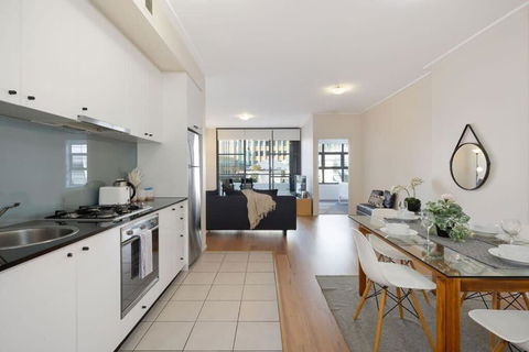 A Stylish & Bright Suite Next To Darling Harbour - Whitsundays Accommodation 1