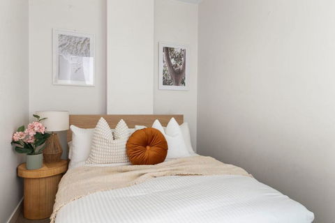 A Stylish & Central 2BR Apt Near Flinders Station - Whitsundays Accommodation 3