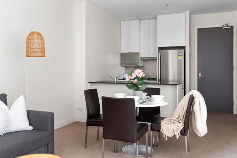 A Stylish & Central 2BR Apt Near Flinders Station - Whitsundays Accommodation 4