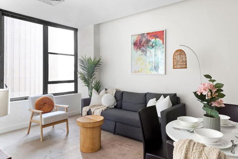 A Stylish & Central 2BR Apt Near Flinders Station - Whitsundays Accommodation 1