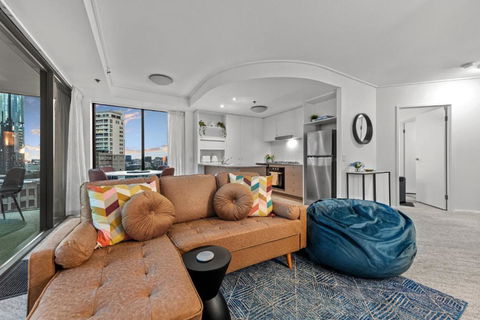 A Touch Of Class - 2Bed-2Bath-1Car-Balcony-Views - CBD - Whitsundays Accommodation 2