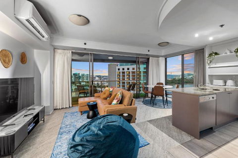 A Touch Of Class - 2Bed-2Bath-1Car-Balcony-Views - CBD - Whitsundays Accommodation 1