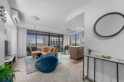 A Touch Of Class - 2Bed-2Bath-1Car-Balcony-Views - CBD - Whitsundays Accommodation 0
