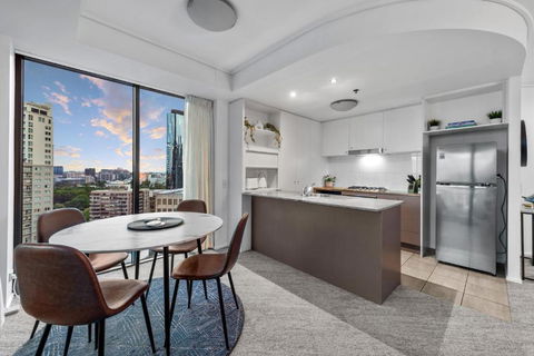 A Touch Of Class - 2Bed-2Bath-1Car-Balcony-Views - CBD - Whitsundays Accommodation 3
