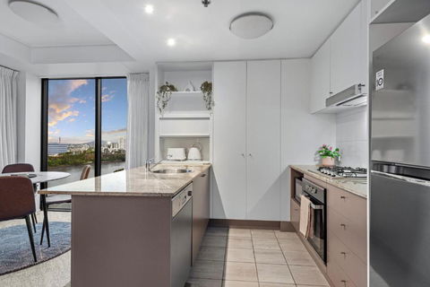 A Touch Of Class - 2Bed-2Bath-1Car-Balcony-Views - CBD - Whitsundays Accommodation 4