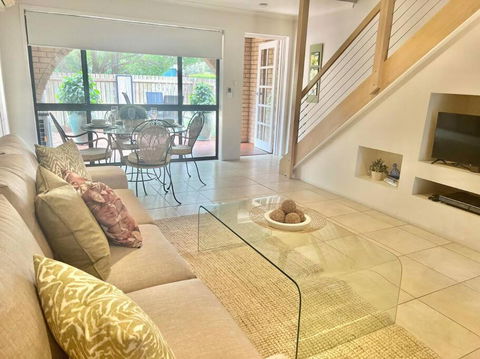 A Touch Of Lux In The Redlands! - Whitsundays Accommodation 0