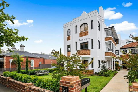 A1 Art Deco 2 Bedroom Apt Sleeps 5 Nimmo1 - Whitsundays Accommodation 0