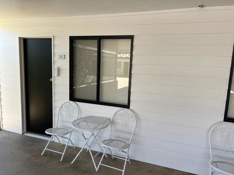 Abajaz Motel-Centrally Located-Shaded Parking - Whitsundays Accommodation 2