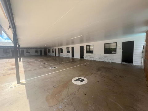 Abajaz Motel-Centrally Located-Shaded Parking - Whitsundays Accommodation 3