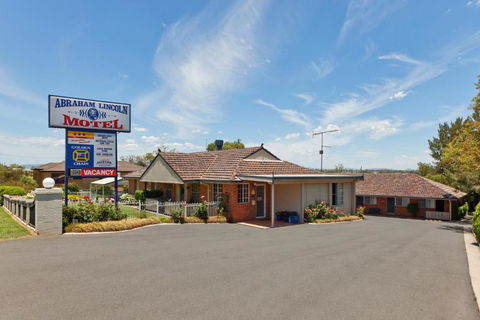 Abraham Lincoln Motel - Whitsundays Accommodation 0