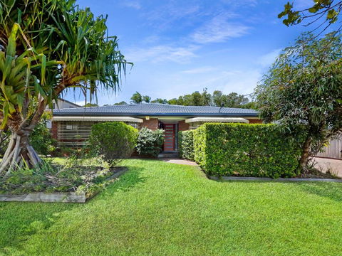Absolute Beach Front Home -Dogs, Surf, Relax, Bush - Whitsundays Accommodation 4