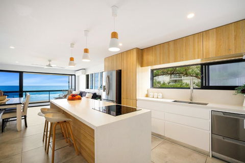 Absolute Beach Front Renovated 3 Bdrm 2 Bath App - Whitsundays Accommodation 2