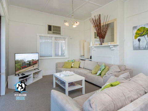 Absolute Beachfront 3BR 2BA Home W/ Beach Track - Whitsundays Accommodation 2