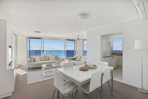 Absolute Beachfront Apartment - Whitsundays Accommodation 3