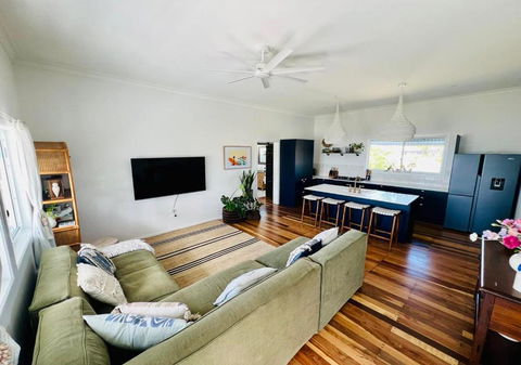 Absolute Beachfront Bowen Beach House-family Time - Whitsundays Accommodation 3