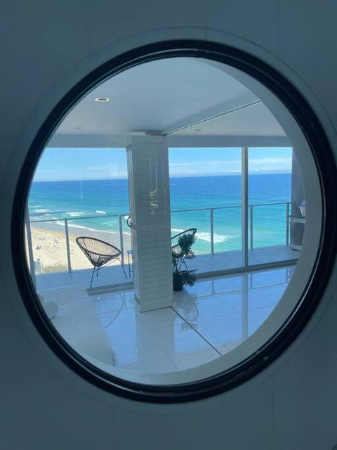 Absolute Beachfront Central Surfers Paradise - Whitsundays Accommodation 1