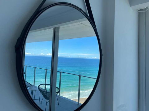 Absolute Beachfront Central Surfers Paradise - Whitsundays Accommodation 3
