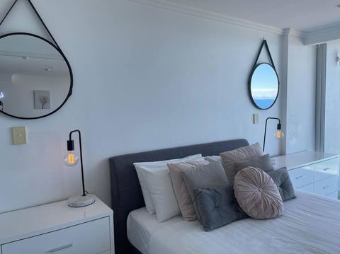 Absolute Beachfront Central Surfers Paradise - Whitsundays Accommodation 4