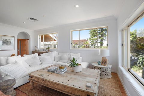 Absolute Beachfront Luxury In Narrabeen - Whitsundays Accommodation 4