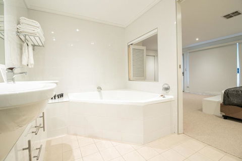 Absolute Beachfront Opal Cove Resort - Whitsundays Accommodation 4