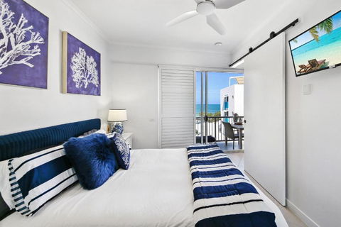 Absolute Beachfront Rolling Surf Resort - Whitsundays Accommodation 2