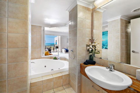 Absolute Beachfront Rolling Surf Resort - Whitsundays Accommodation 3