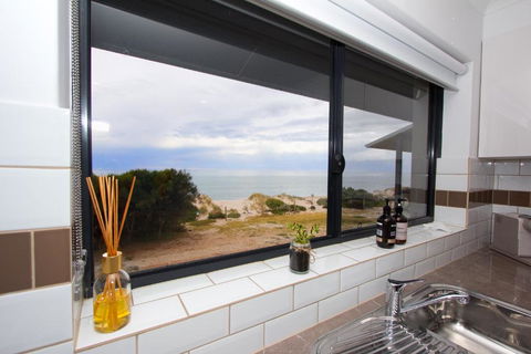 Absolute Beachfront Sandy Feet 2 Upstairs 2 Bedroom Apartment Beach Stayz Semaphore - Whitsundays Accommodation 2