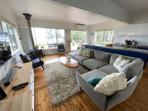 Absolute Lakefront House - Enjoy The Sunrise - Whitsundays Accommodation 2