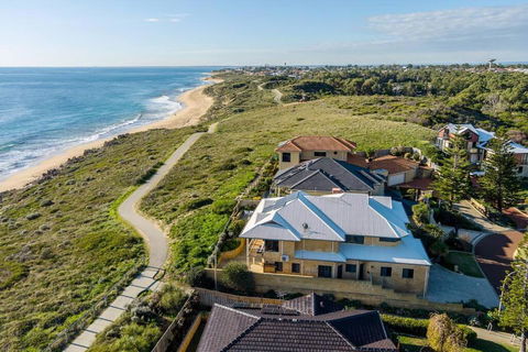 Absolute Oceanfront Escape - Whitsundays Accommodation 0