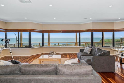 Absolute Oceanfront Escape - Whitsundays Accommodation 1