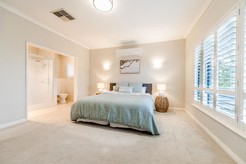 Absolute Oceanfront Escape - Whitsundays Accommodation 4