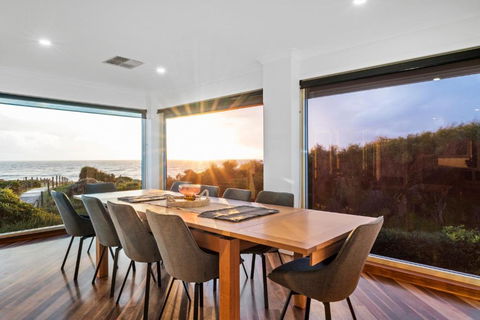 Absolute Oceanfront - Sunsets - Whitsundays Accommodation 3